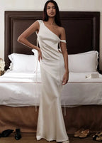 Valkoinen satiinimekko