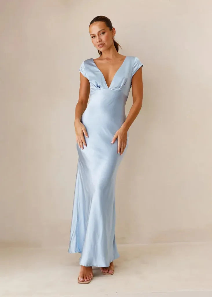 Taivaansininen morsiusneitomekko