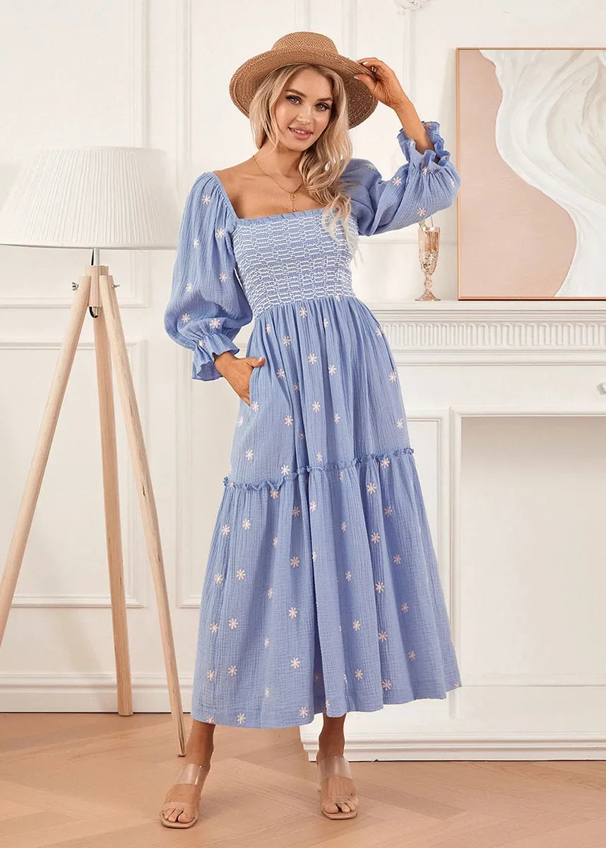 Sininen puuvillaharsosta valmistettu boho-mekko