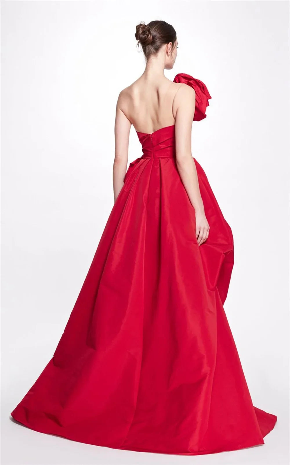 Punainen haute couture -mekko – kuva 2