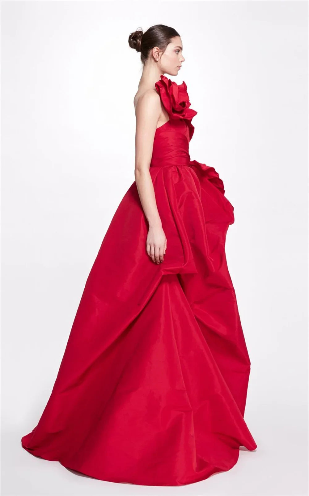 Punainen haute couture -mekko – kuva 3